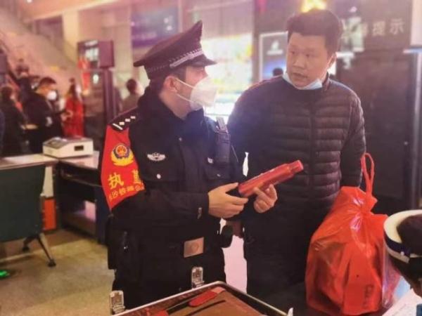一位民警的春运故事：7年都在站里过，一上午都在与旅客打交道