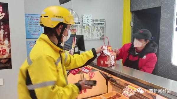 “为了救你，我要跟死神搏斗！”这名外卖小哥火了