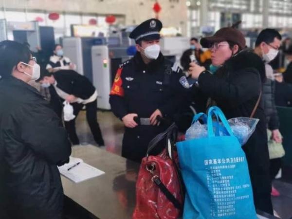 一位民警的春运故事：7年都在站里过，一上午都在与旅客打交道