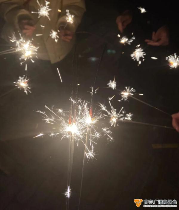 险些伤到眼睛、不慎烧伤脸部……燃放烟花爆竹这些事情需注意→ 险些伤到眼睛、不慎烧伤脸部……燃放烟花爆竹这些事情需注意→