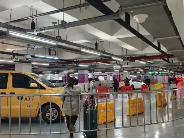 乘客打车等1小时，司机也“头疼”！虹桥火车站停车场将有新变化→