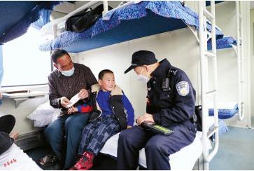 绿皮车上值乘17年，老铁警的最后一个春运