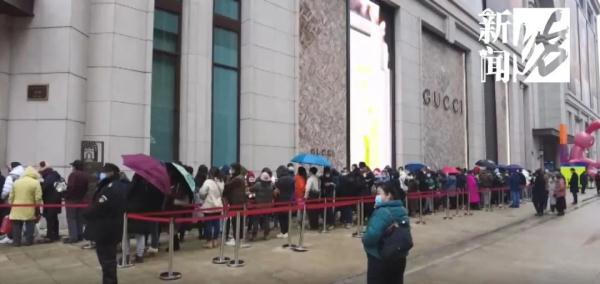 惊到了！有人带着保温杯、折叠凳通宵排队...上海人今天在抢啥便宜货？