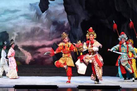 广东粤剧院名家演绎《宝莲灯》,戏迷粉丝排长龙要签名 广东粤剧院名家演绎《宝莲灯》,戏迷粉丝排长龙要签名