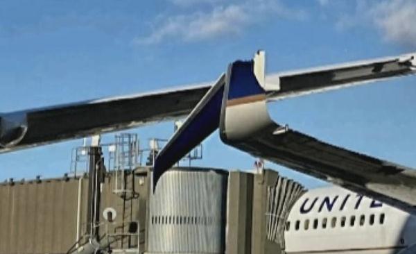 突发!美国两飞机机场相撞,一架满载乘客 突发!美国两飞机机场相撞,一架满载乘客