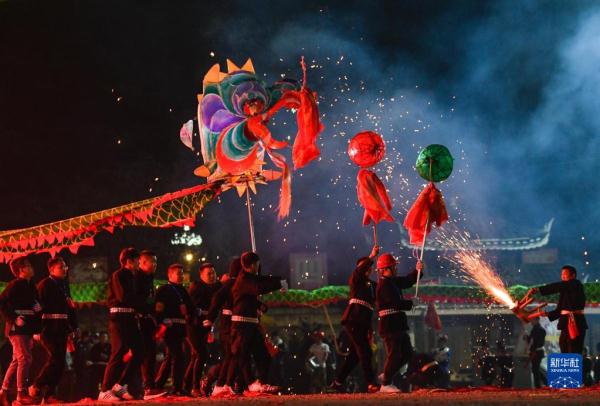 新春走基层丨贵州:苗族“舞龙嘘花”闹元宵 新春走基层丨贵州:苗族“舞龙嘘花”闹元宵