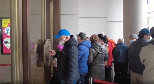 惊到了！有人带着保温杯、折叠凳通宵排队...上海人今天在抢啥便宜货？