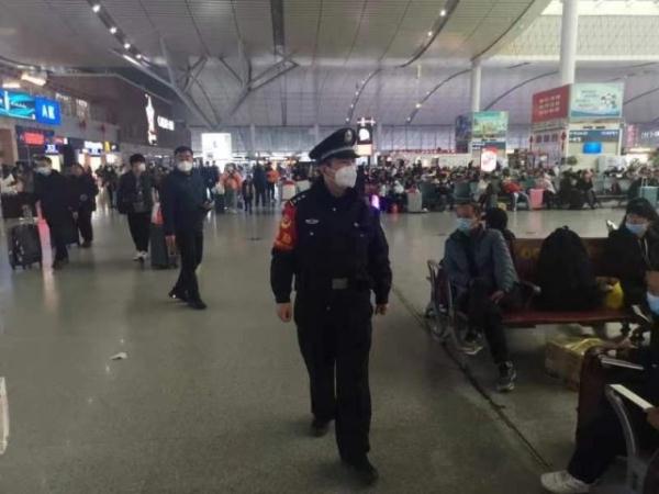 一位民警的春运故事：7年都在站里过，一上午都在与旅客打交道
