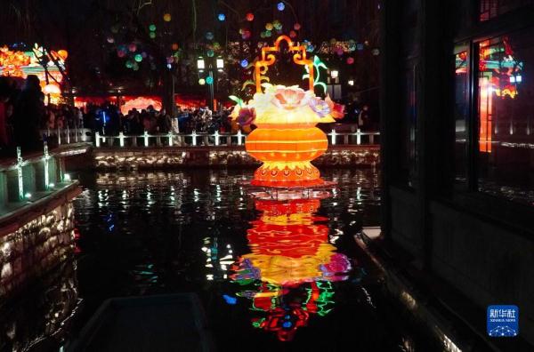 济南：泉水潺潺映彩灯 流光溢彩迎元宵
