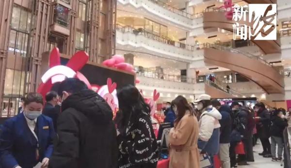 惊到了！有人带着保温杯、折叠凳通宵排队...上海人今天在抢啥便宜货？