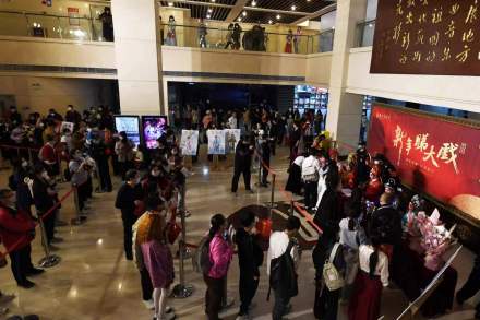 广东粤剧院名家演绎《宝莲灯》,戏迷粉丝排长龙要签名 广东粤剧院名家演绎《宝莲灯》,戏迷粉丝排长龙要签名