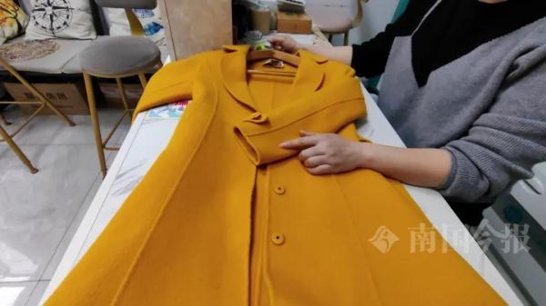 女子投诉数千元大衣被洗成“娃娃衣”,修复后又有新问题!店家回应 女子投诉数千元大衣被洗成“娃娃衣”,修复后又有新问题!店家回应