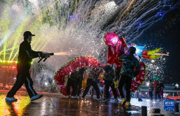 新春走基层丨贵州:苗族“舞龙嘘花”闹元宵 新春走基层丨贵州:苗族“舞龙嘘花”闹元宵