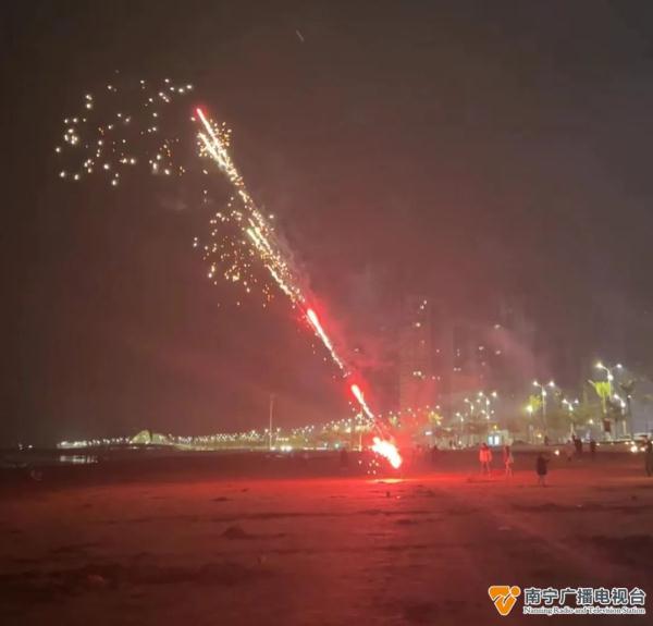 险些伤到眼睛、不慎烧伤脸部……燃放烟花爆竹这些事情需注意→ 险些伤到眼睛、不慎烧伤脸部……燃放烟花爆竹这些事情需注意→