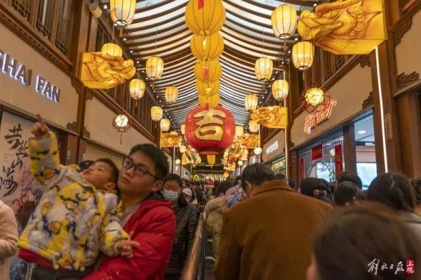 上海豫园人流再现“贪吃蛇”模式，瞬时峰值4万余人次！