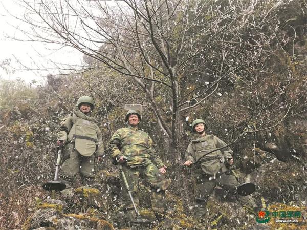 追随着杜富国的战斗足迹，英雄的排雷战士们又一次踏上“战场”