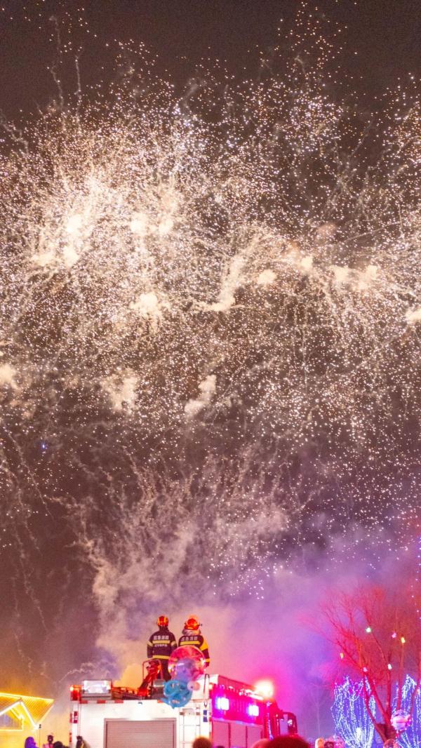 元宵节，消防员这张合影火爆网络！