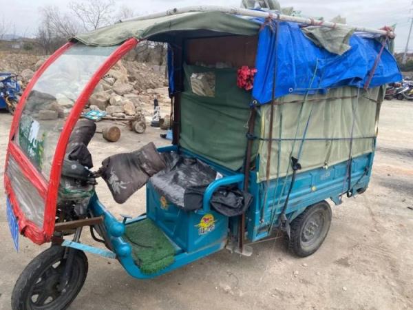 脑洞大开！快递小哥竟将捡来的汽车号牌装在自己的“三轮摩托车”上