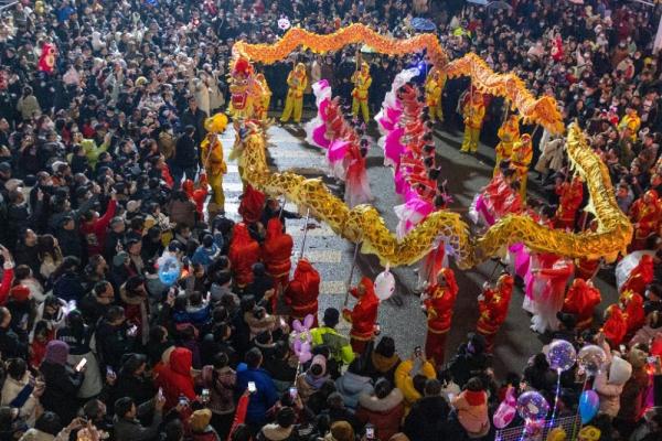 洪江古商城：欢喜“送龙”闹元宵