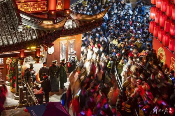 上海豫园人流再现“贪吃蛇”模式，瞬时峰值4万余人次！