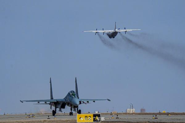 收藏大片！空军多型战机开飞高清图