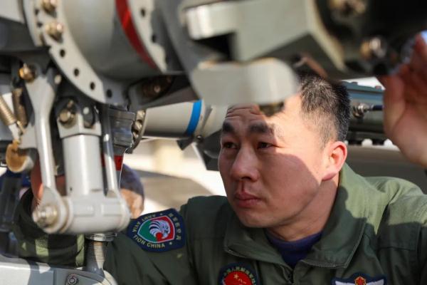 “兵王”吕战勇：守护战鹰 &nbsp;向战而飞