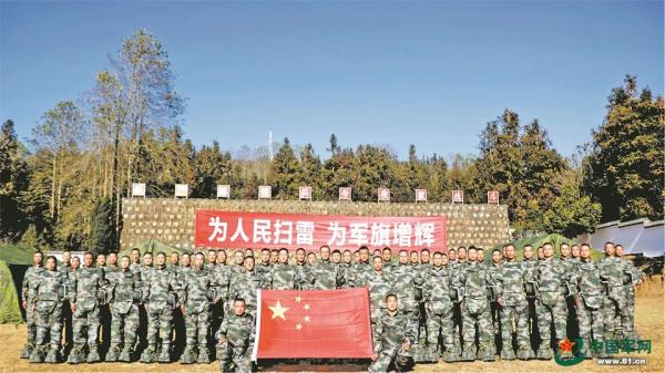 追随着杜富国的战斗足迹，英雄的排雷战士们又一次踏上“战场”