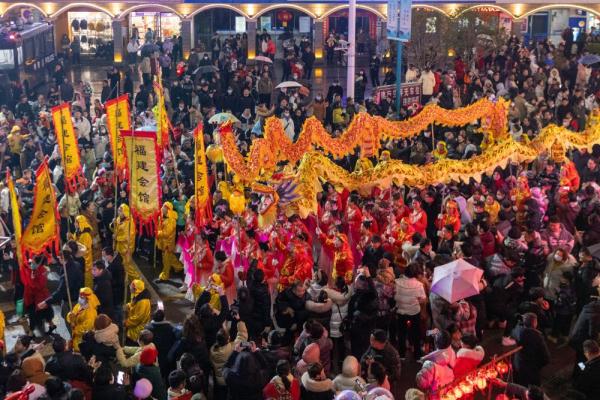 洪江古商城：欢喜“送龙”闹元宵