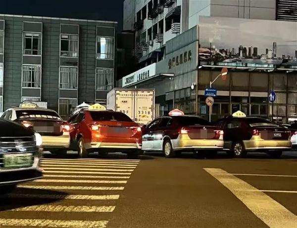不到16公里要价200元！上海火车站周边有出租车不打表？记者调查