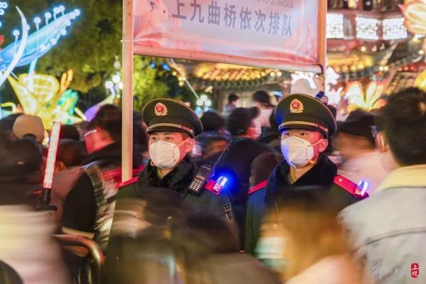 上海豫园人流再现“贪吃蛇”模式，瞬时峰值4万余人次！