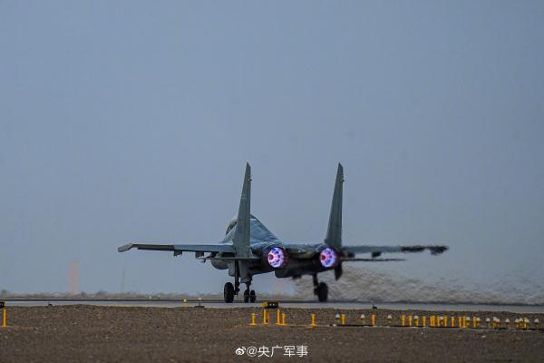 收藏大片！空军多型战机开飞高清图