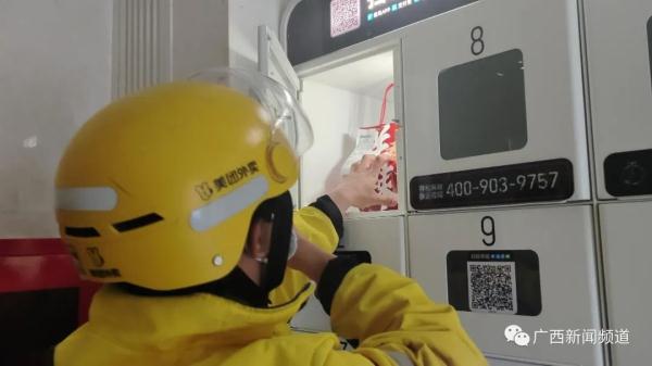 这名外卖小哥火了！好笑又感动