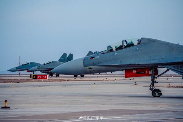 收藏大片！空军多型战机开飞高清图