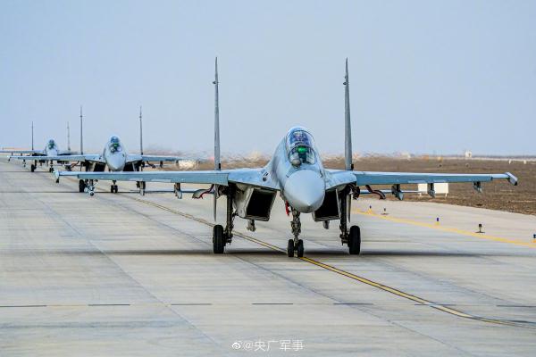 收藏大片！空军多型战机开飞高清图