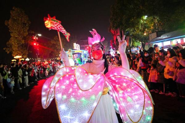 赏花灯猜灯谜——数万武汉市民逛东湖灯会欢度国潮元宵 赏花灯猜灯谜——数万武汉市民逛东湖灯会欢度国潮元宵