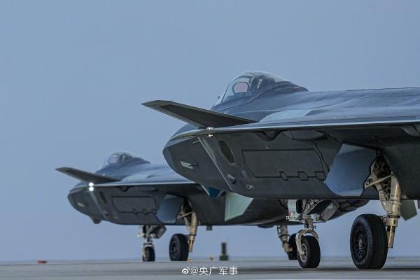 收藏大片！空军多型战机开飞高清图