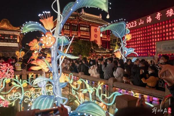 上海豫园人流再现“贪吃蛇”模式，瞬时峰值4万余人次！