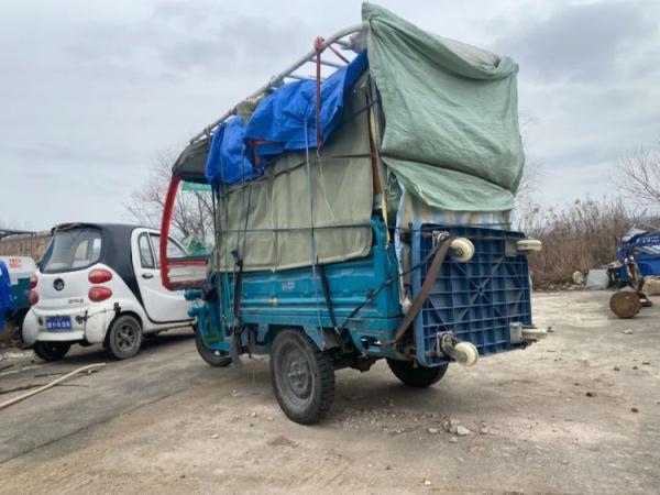 脑洞大开！快递小哥竟将捡来的汽车号牌装在自己的“三轮摩托车”上