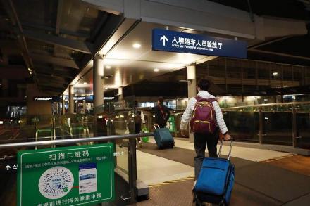 首批自香港入境旅客凌晨抵达珠海 首批自香港入境旅客凌晨抵达珠海