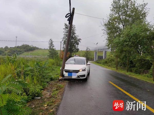 雨天路滑小轿车失控,撞上电线杆“削去”车头半边脸 雨天路滑小轿车失控,撞上电线杆“削去”车头半边脸