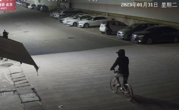 双手插兜，伸手一撂...浙江街头这一幕真帅！