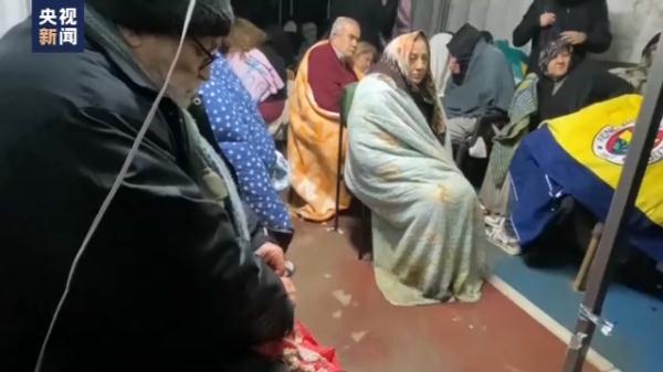土耳其哈塔伊省部分受灾民众帐篷中度过震后第一夜 土耳其哈塔伊省部分受灾民众帐篷中度过震后第一夜