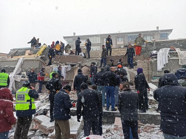 大批运动员被埋，14名女排队员失联！土耳其地震已致3000余人遇难