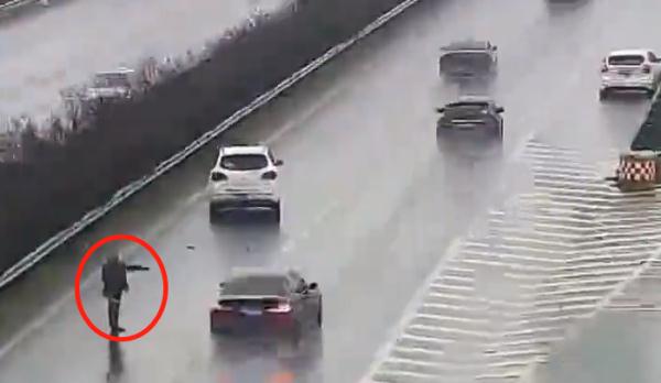 “一错再错”!高速追尾后,司机竟在现场“指挥”起了交通 “一错再错”!高速追尾后,司机竟在现场“指挥”起了交通