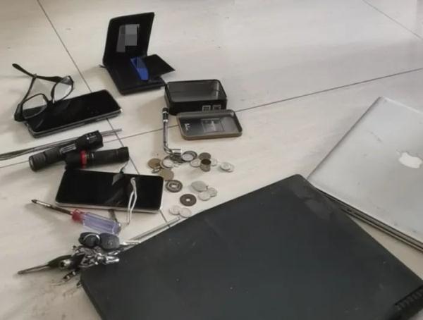 梦中惊醒，发现屋内有人在……