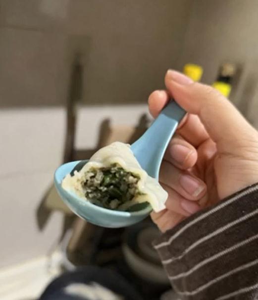 女儿打开妈妈寄来的一大包饺子瞬间破防：每个都是“独立包装”