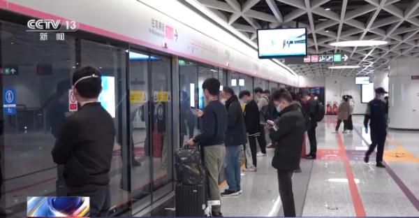 大人粗心弄丢孩子!民警化身暖心叔叔 帮助走失女童找到家人 大人粗心弄丢孩子!民警化身暖心叔叔 帮助走失女童找到家人