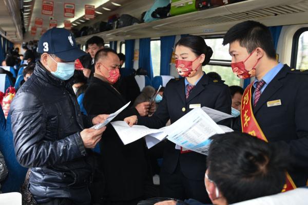 “下车门，进厂门”——一场列车上的招聘会见闻