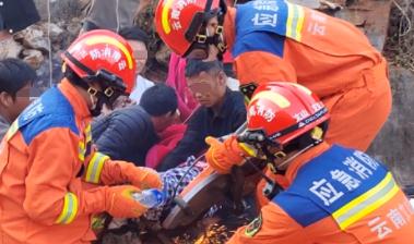 打地机刀片死死“咬”住男子小腿，血肉模糊...