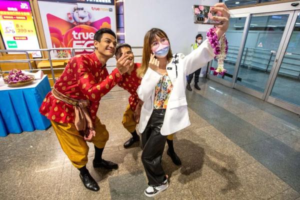 多条国际航班票价降至千元内!外国友人迫不及待迎接中国游客 多条国际航班票价降至千元内!外国友人迫不及待迎接中国游客